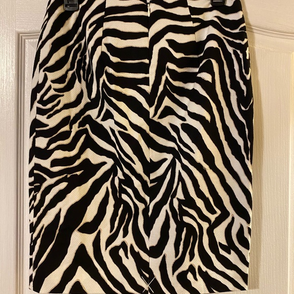 WHBM zebra print pencil skirt in size 2 - Picture 3 of 5